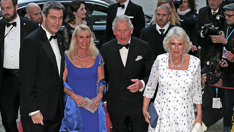 Prinz Charles, seine Frau Herzogin Camilla, Karin Baumüller-Söder und Ministerpräsident Markus Söder vor Beginn des Staatsbankett in der historischen Residenz.