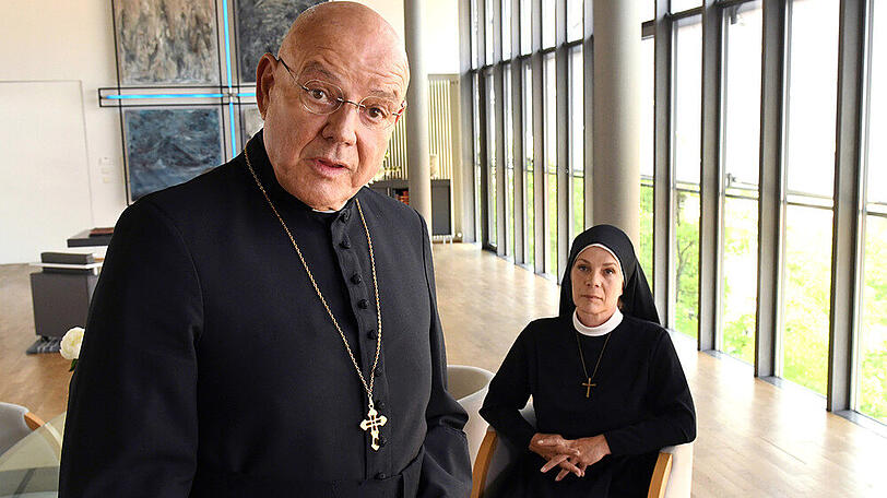 "Um Himmels Willen: Hochzeitswahn": Weihbischof Landkammer (Wolfgang Böck) spricht ein ernstes Wort mit Oberin Theodora (Nina Hoger)