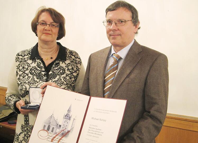 Bürgermeisterin Christine Strobl überreicht Michael Kollatz die Medaille und die Urkunde.
