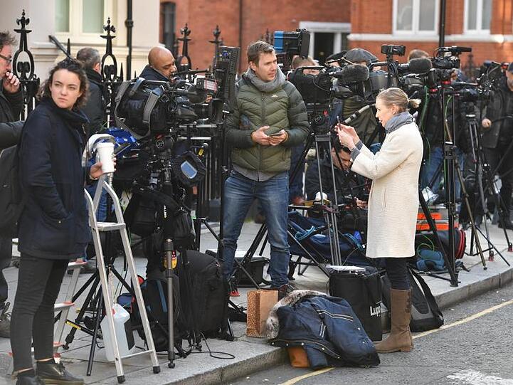 Das will niemand verpassen: Medienvertreter versammeln sich vor der ecuadorianischen Botschaft, nachdem berichtet wurde, dass Assange aus der Vertretung ausgewiesen werden soll.