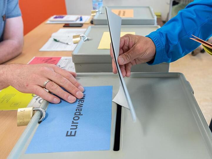Europawahl in Sachsen: In Dresden wirft ein Wähler Stimmzettel in die Wahlurne.