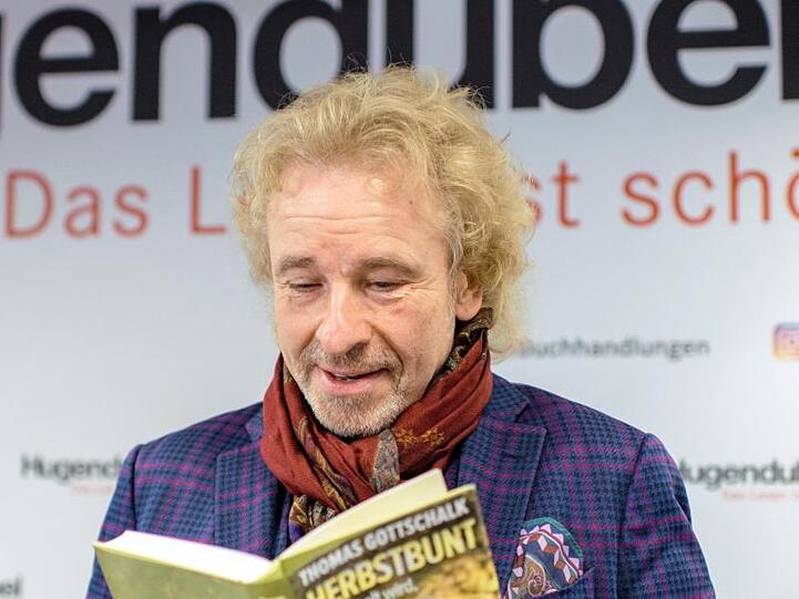 Thomas Gottschalk, Moderator, lässt sich im Rahmen einer Lesung aus seiner neuen Autobiografie "Herbstbunt" fotografieren. Foto: Matthias Balk