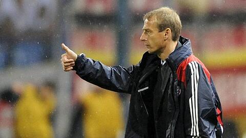 Auf geht's, Männer! Jürgen Klinsmann an der Seitenlinie bei seinem ersten Champions-League-Spiel mit dem FC Bayern bei Steaua Bukarest. Die Trainingsjacke bekam er ob der nasskalten, unangenehmen Witterung von Manager Uli Hoeneß umgehängt.