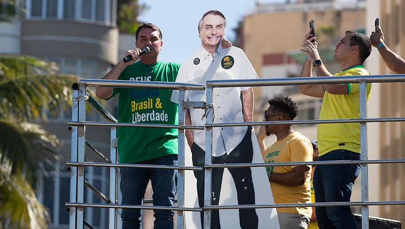 Flavio Bolsonaro stellte seinen Vater über Lautsprecher kurz zu den Demonstrierenden durch.