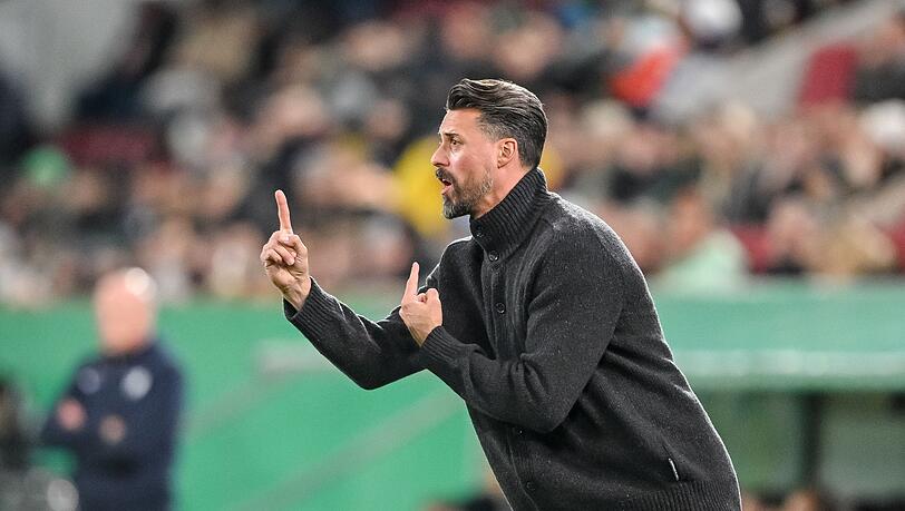 Sandro Wagner will gegen Dortmund die dritte Augsburger Niederlage der Woche vermeiden. Sandro Wagner will gegen Dortmund die dritte Augsburger Niederlage der Woche vermeiden.