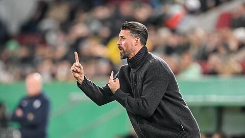 Sandro Wagner will gegen Dortmund die dritte Augsburger Niederlage der Woche vermeiden. Sandro Wagner will gegen Dortmund die dritte Augsburger Niederlage der Woche vermeiden.