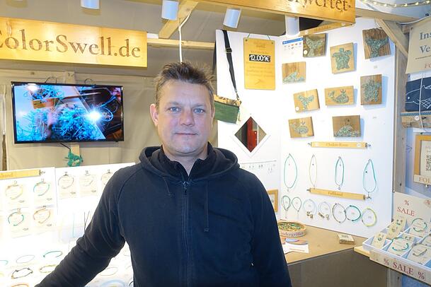 Sebastian Ohmayer verarbeitet alte Fischernetze.