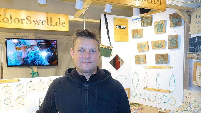 Sebastian Ohmayer verarbeitet alte Fischernetze.