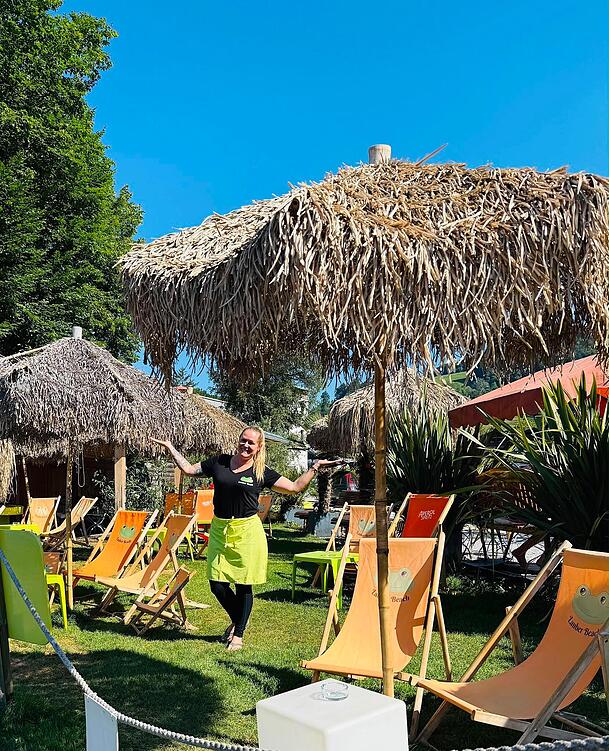 Bevor die ersten G&auml;ste hier vorbeischauen, sorgt die Chefin Jasmin Lauber bei gutem Wetter morgens daf&uuml;r, dass alle Liegest&uuml;hle auf dem Kiosk-Gel&auml;nde an ihrem Platz stehen. Auch die "Palmenschirme" sorgen f&uuml;r ein wenig "Hawaii"-Feeling.