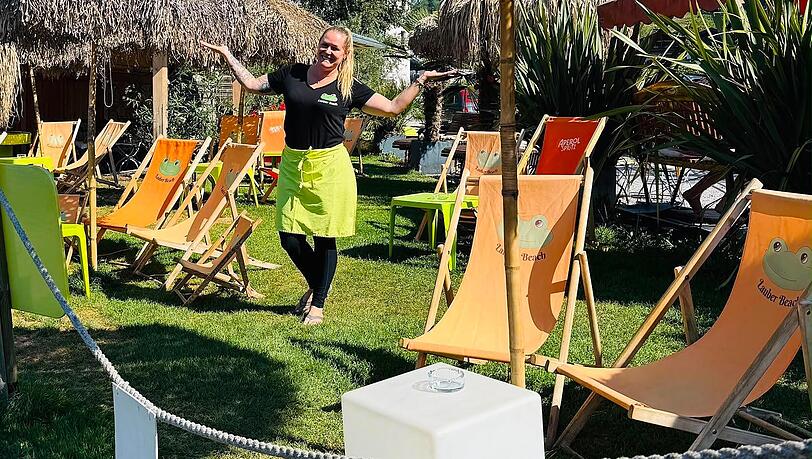 Bevor die ersten Gäste hier vorbeischauen, sorgt die Chefin Jasmin Lauber bei gutem Wetter morgens dafür, dass alle Liegestühle auf dem Kiosk-Gelände an ihrem Platz stehen. Auch die "Palmenschirme" sorgen für ein wenig "Hawaii"-Feeling. Bevor die ersten Gäste hier vorbeischauen, sorgt die Chefin Jasmin Lauber bei gutem Wetter morgens dafür, dass alle Liegestühle auf dem Kiosk-Gelände an ihrem Platz stehen. Auch die "Palmenschirme" sorgen für ein wenig "Hawaii"-Feeling.