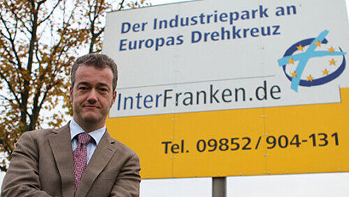 Feuchtwangens Bürgermeister Patrick Ruh vor dem Werbeschild zum Gewerbepark „InterFranken“. Feuchtwangens Bürgermeister Patrick Ruh vor dem Werbeschild zum Gewerbepark „InterFranken“.