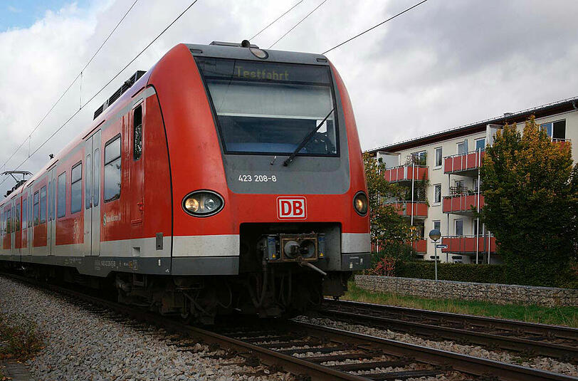 Zum wiederholten Male wurde ein junger Mann von der Münchner S-Bahn überfahren und starb. Am Samstagmorgen ereignete sich der tragische Unfall. (Archivbild)