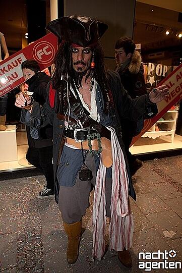 Große Faschingsparty am Marienplatz! Ab zwölf Uhr richtete dort Charivari eine Show aus. Der Hauptact: Alexander Marcus. Die Münchner hatten ihren Spaß. Mehr Bilder unter: www.nachtagenten.de