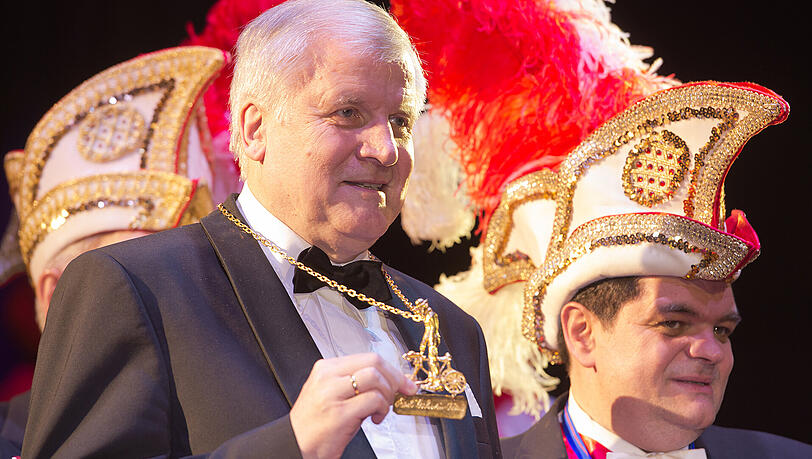 Horst Seehofer wurde 2014 für den Satz "Das können Sie alles senden" nach einer Schimpftirade ausgezeichnet. Horst Seehofer wurde 2014 für den Satz "Das können Sie alles senden" nach einer Schimpftirade ausgezeichnet.