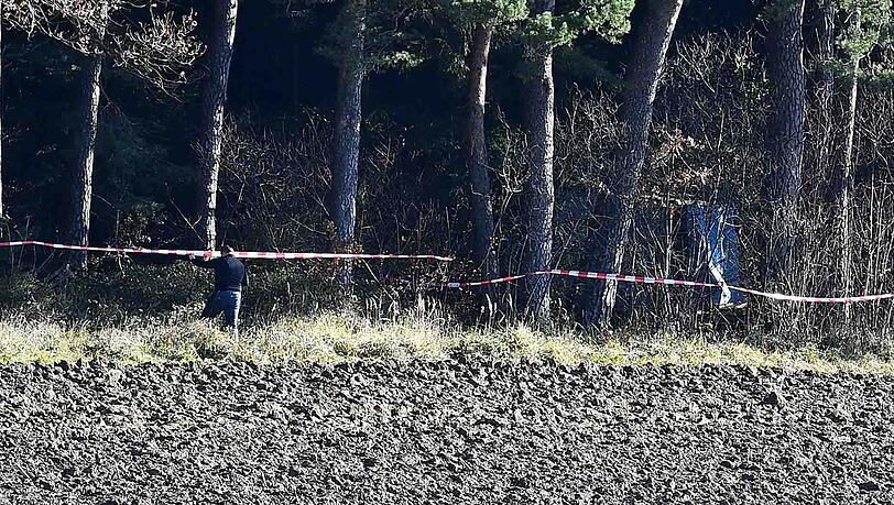 In einem Waldstück zwischen Kienberg und Schnaitsee sollen menschliche Leichenteile gefunden worden sein. Die Polizei ermittelt. Die Bilder. In einem Waldstück zwischen Kienberg und Schnaitsee sollen menschliche Leichenteile gefunden worden sein. Die Polizei ermittelt. Die Bilder.
