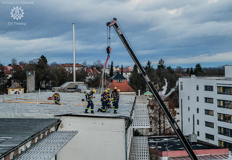 Sturmtief "Friederike" richtete am Dach des Josef-Hofmiller-Gymnasiums große Schäden an.