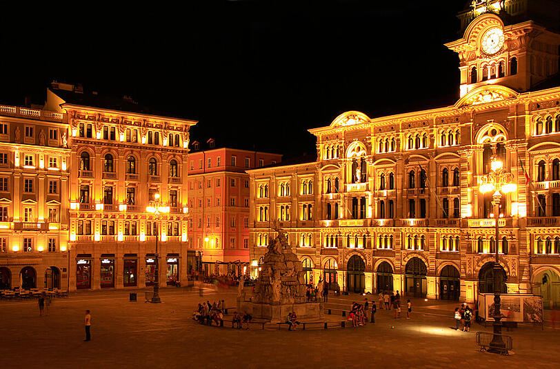 Vom luxuriösen &bdquo;Grand Hotel Duchi d&rsquo;Aosta&ldquo; in Triest eröffnet sich ein grandioser Blick über den Platz der Italienischen Einheit.