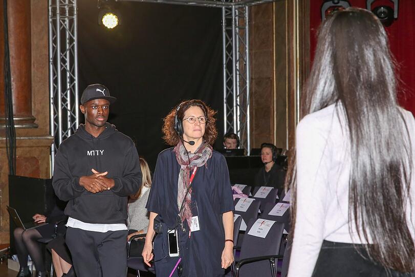 Showdesignerin Adelinde Knorr (m.) ist das Mastermind hinter den tollen Choreografien. Unterstützt wurde sie beim Finale von Tänzer Aaron (l.).