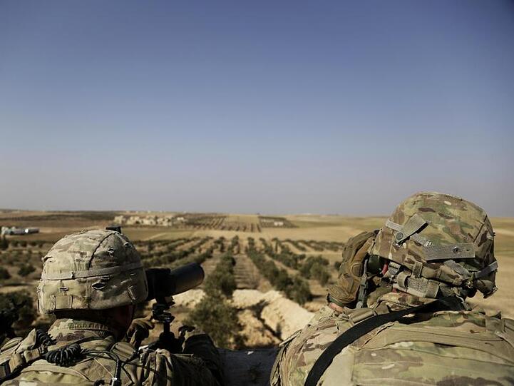 Zwei US-Soldaten schauen von ihrer Basis in Syrien zur türkischen Grenze hinüber.
