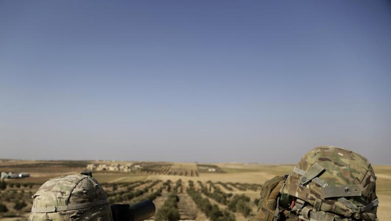 Zwei US-Soldaten schauen von ihrer Basis in Syrien zur türkischen Grenze hinüber. Zwei US-Soldaten schauen von ihrer Basis in Syrien zur türkischen Grenze hinüber.