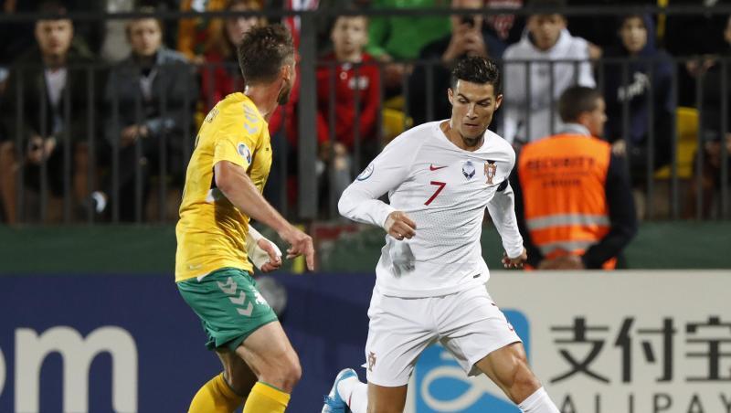 Cristiano Ronaldo (r) im Duell mit dem Litauer Saulius Mikoliunas. Cristiano Ronaldo (r) im Duell mit dem Litauer Saulius Mikoliunas.