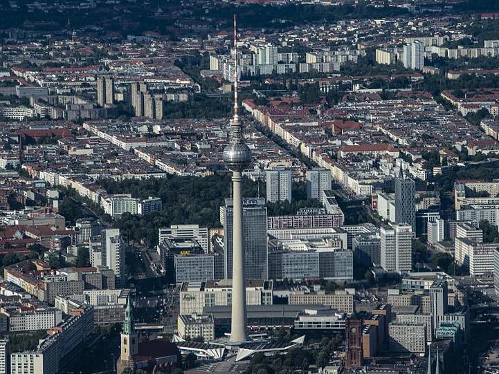 Der Fernsehturm überragt die Gebäude rund um den Berliner Alexanderplatz.