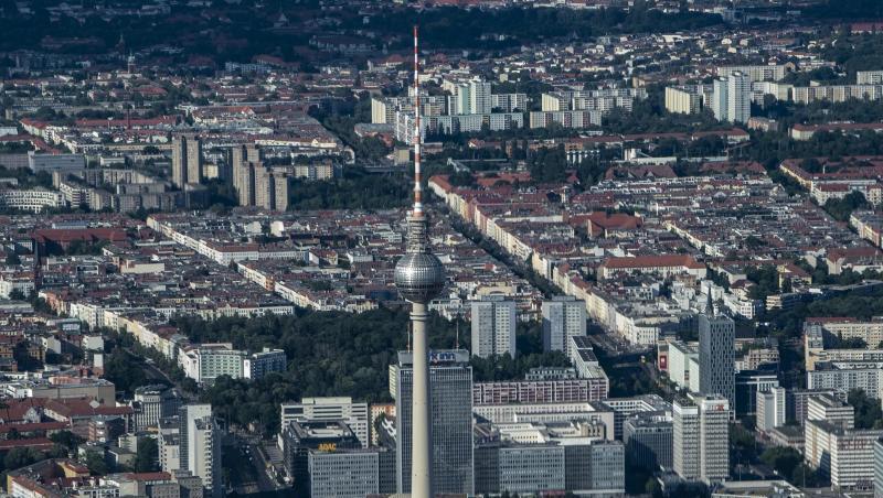 Der Fernsehturm überragt die Gebäude rund um den Berliner Alexanderplatz. Der Fernsehturm überragt die Gebäude rund um den Berliner Alexanderplatz.