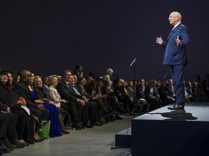 Klaus Schwab, Gründer des Weltwirtschaftsforums, begrüßt die Teilnehmer der WEF-Jahrestagung am 20. Januar mit einer Willkommensbotschaft.