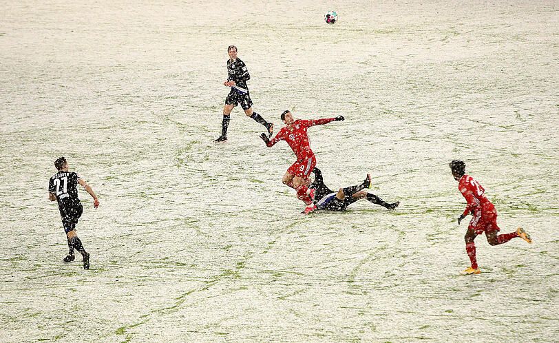 25. Saisontor: Am 20. Spieltag macht Lewandowski ausnahmsweise kein Tor, aber dafür am 21. im Schneegestöber gegen Bielefeld (3:3).