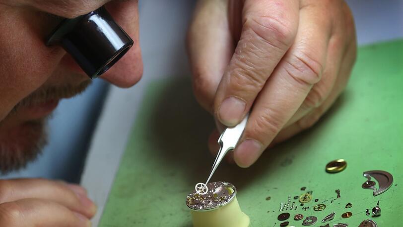 Joachim Zorn braucht Fingerspitzengefühl bei der Arbeit - hier an einer mechanischen Armbanduhr.