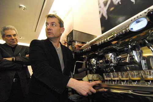 Kaffee-Dozent Matthias Gerber demonstriert, wie der perfekte Espresso entsteht.