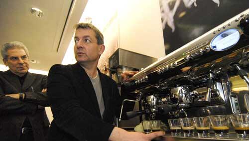 Kaffee-Dozent Matthias Gerber demonstriert, wie der perfekte Espresso entsteht. Kaffee-Dozent Matthias Gerber demonstriert, wie der perfekte Espresso entsteht.