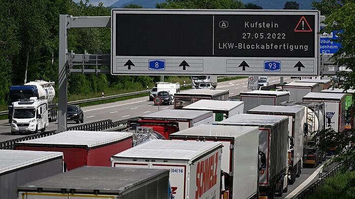 Ein Lkw-Stau bei Kufstein.