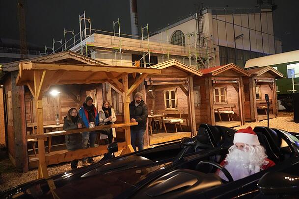 Nachdem der Weihnachtsmann mit der Seilbahn angeflogen kam, steigt er in einen Aston Martin und fährt davon.