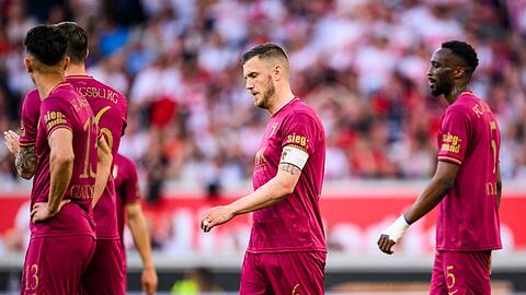 Jeffrey Gouweleeuw (M.) und der FCA verloren in Stuttgart deutlich.