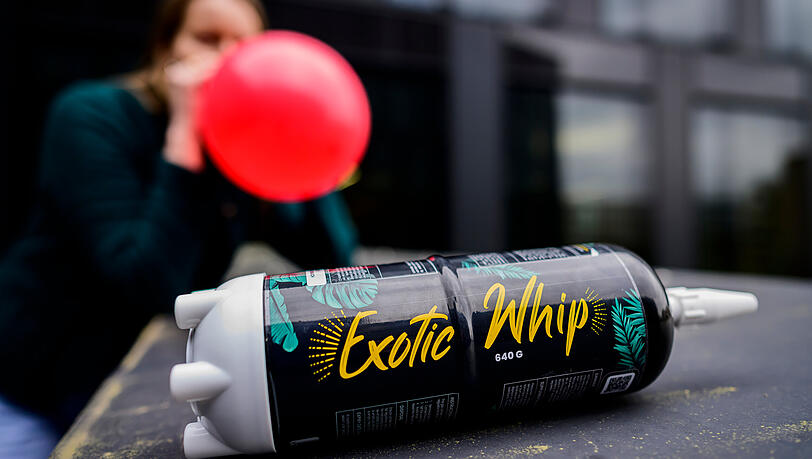 Lachgas aus Flaschen wird oft bei Partys in Luftballons abgefüllt und dann inhalliert.
