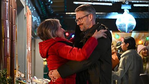 "Alles was z&auml;hlt": Henning (r.) wird einmal mehr bewusst, warum er Daniela so liebt.