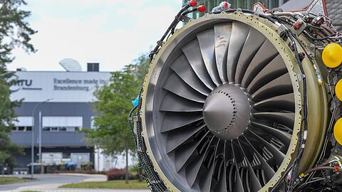 Eine Flugzeugturbine auf dem Gel&auml;nde eines MTU-Wartungsstandorts in Ludwigsfelde (Brandenburg). Die Wartung ist eine Haupteinnahmequelle des Dax-Konzerns. (Archiv)