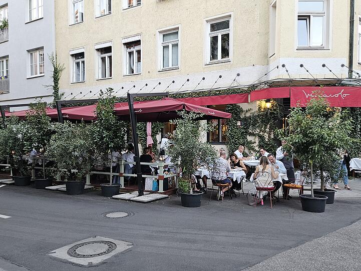 Ein bisserl edler sitzt man im Lokal Vinaiolo in der Steinstraße. Ein bisserl edler sitzt man im Lokal Vinaiolo in der Steinstraße.