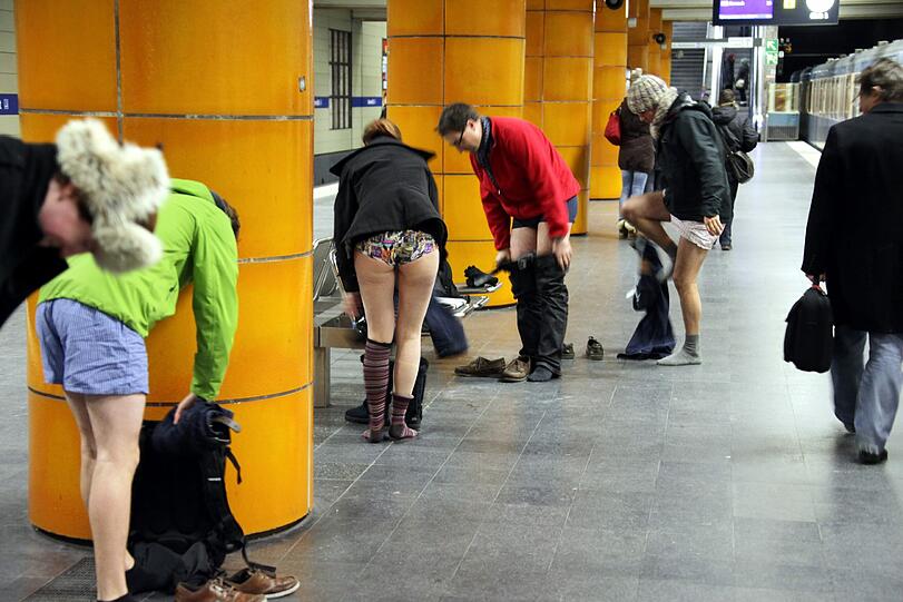 So macht U-Bahn fahren Spaß. Die Bilder vom Unterhosen-Flashmob in München.