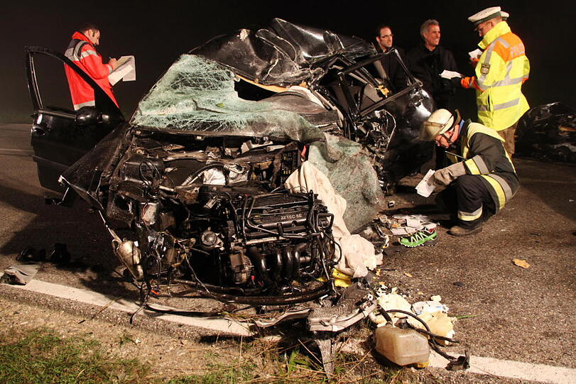 In der Nacht von Dienstag auf Mittwoch ereignete sich ein schlimmer Verkehrsunfall. Die B15 bei Rosenheim war vier Stunden gesperrt.