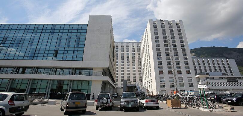Der Formel-1-Rekordweltmeister liegt nach seinem Skiunfall in der Universitätsklinik von Grenoble.