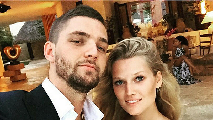 Frisch verliebt? Chandler Parsons kuschelt sich für ein Selfie eng an Toni Garrn Frisch verliebt? Chandler Parsons kuschelt sich für ein Selfie eng an Toni Garrn
