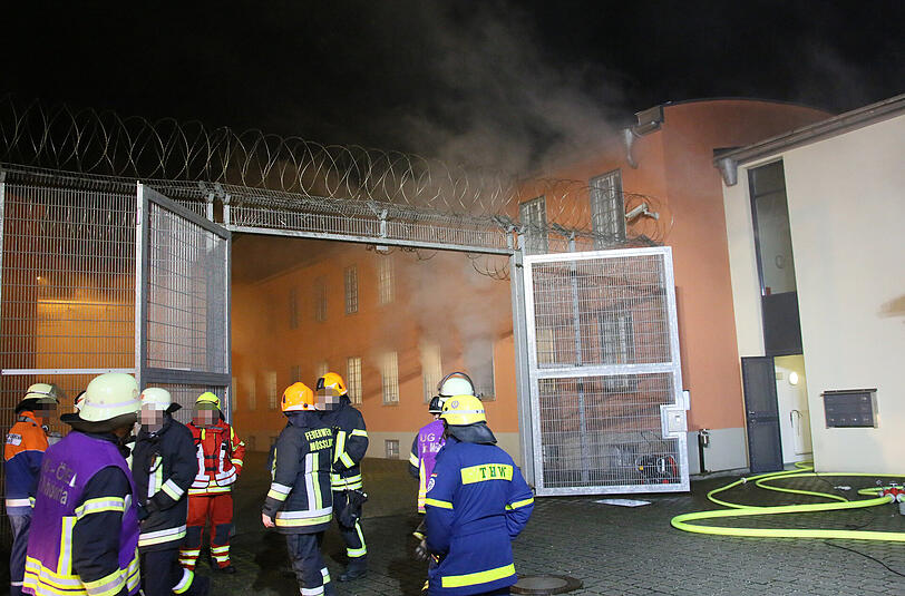 Bilder vom Einsatz der Feuerwehr beim Brand der JVA Mühldorf am Dienstagabend.
