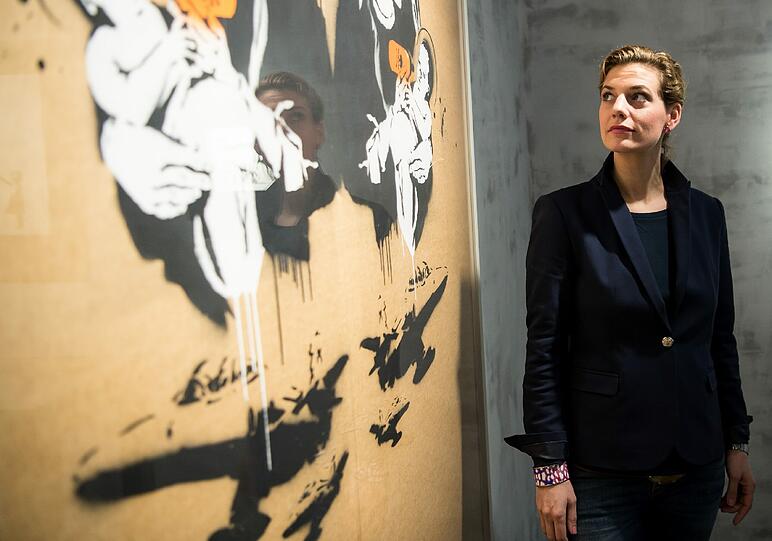 Galeristin Sarah Kornsbein in der Ausstellung.