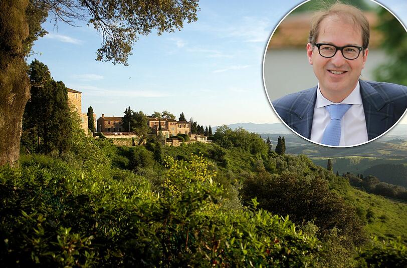 Mit etwas Glück könnte er dort Bundesverkehrsminister Alexander Dobrindt (CSU) über den Weg laufen. Der macht nach eigenen Angaben ebenfalls "Sommerferien in Italien".
