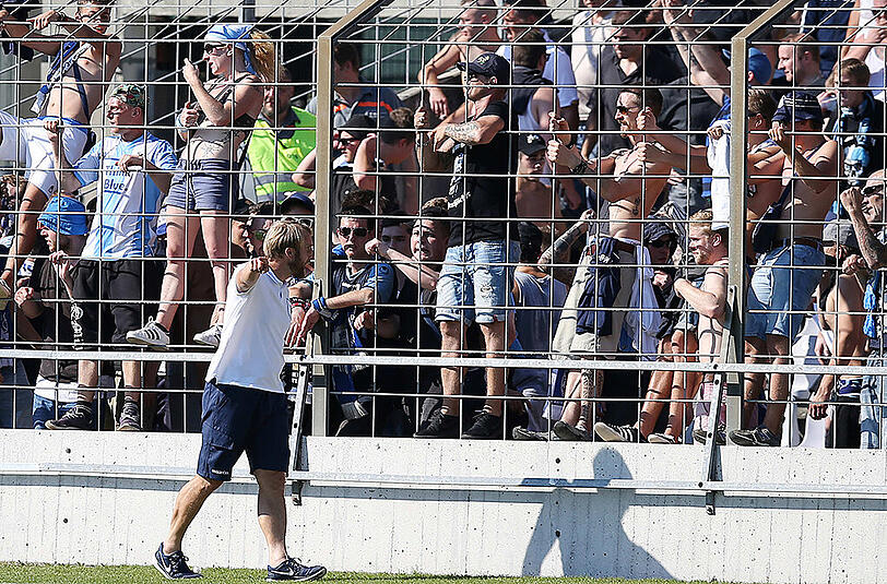 Als der Schiedsrichter das kleine Derby für sechs Minuten unterbrach, nahm sich 1860-Trainer Daniel Bierofka die Löwen-Anhänger zur Brust.