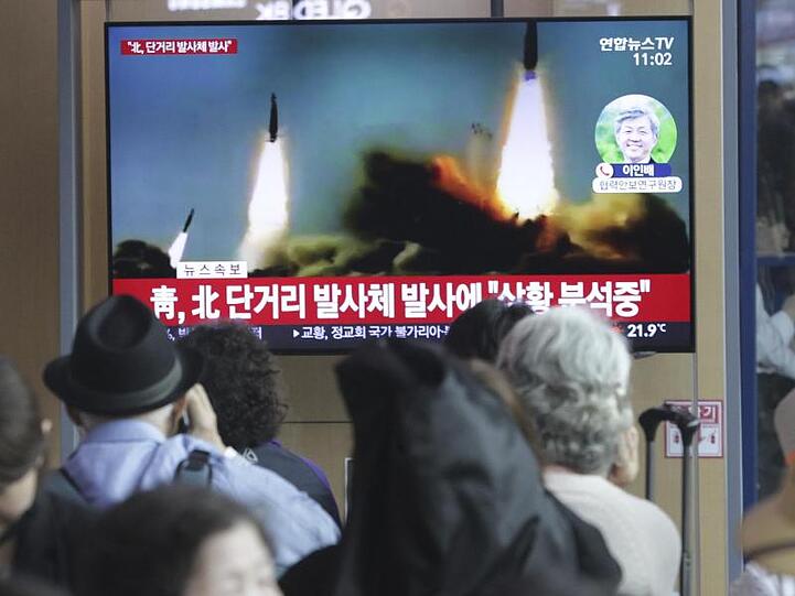 Passanten in Seoul schauen eine Nachrichtensendung über den jüngsten Raketenstart Nordkoreas. Inmitten der festgefahrenen Verhandlungen mit den USA über sein Atomwaffenprogramm demonstriert Nordkorea militärische Stärke.