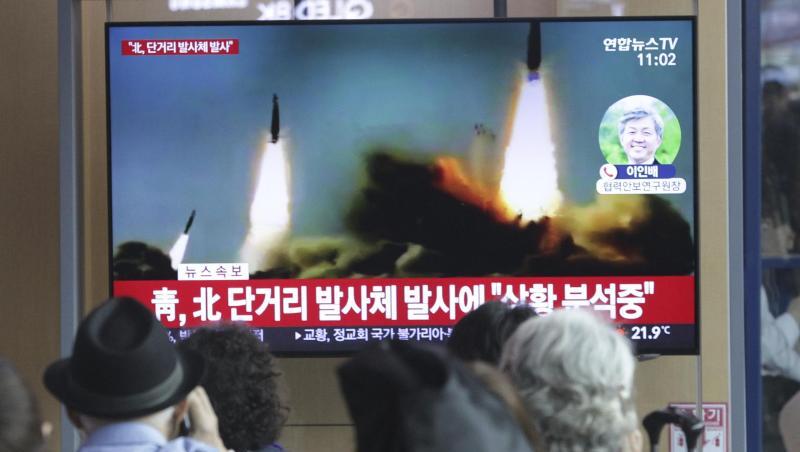 Passanten in Seoul schauen eine Nachrichtensendung über den jüngsten Raketenstart Nordkoreas. Inmitten der festgefahrenen Verhandlungen mit den USA über sein Atomwaffenprogramm demonstriert Nordkorea militärische Stärke. Passanten in Seoul schauen eine Nachrichtensendung über den jüngsten Raketenstart Nordkoreas. Inmitten der festgefahrenen Verhandlungen mit den USA über sein Atomwaffenprogramm demonstriert Nordkorea militärische Stärke.
