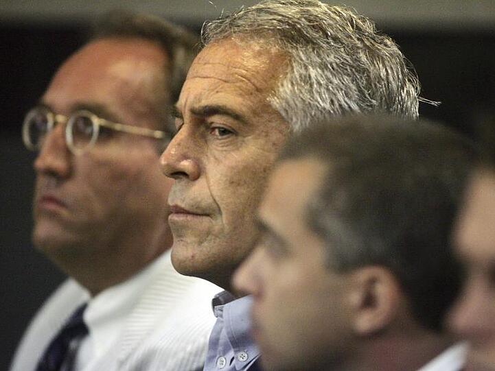 Die New Yorker Staatsanwaltschaft hatte in der vergangenen Woche neue Vorwürfe gegen Jeffrey Epstein (M) erhoben.